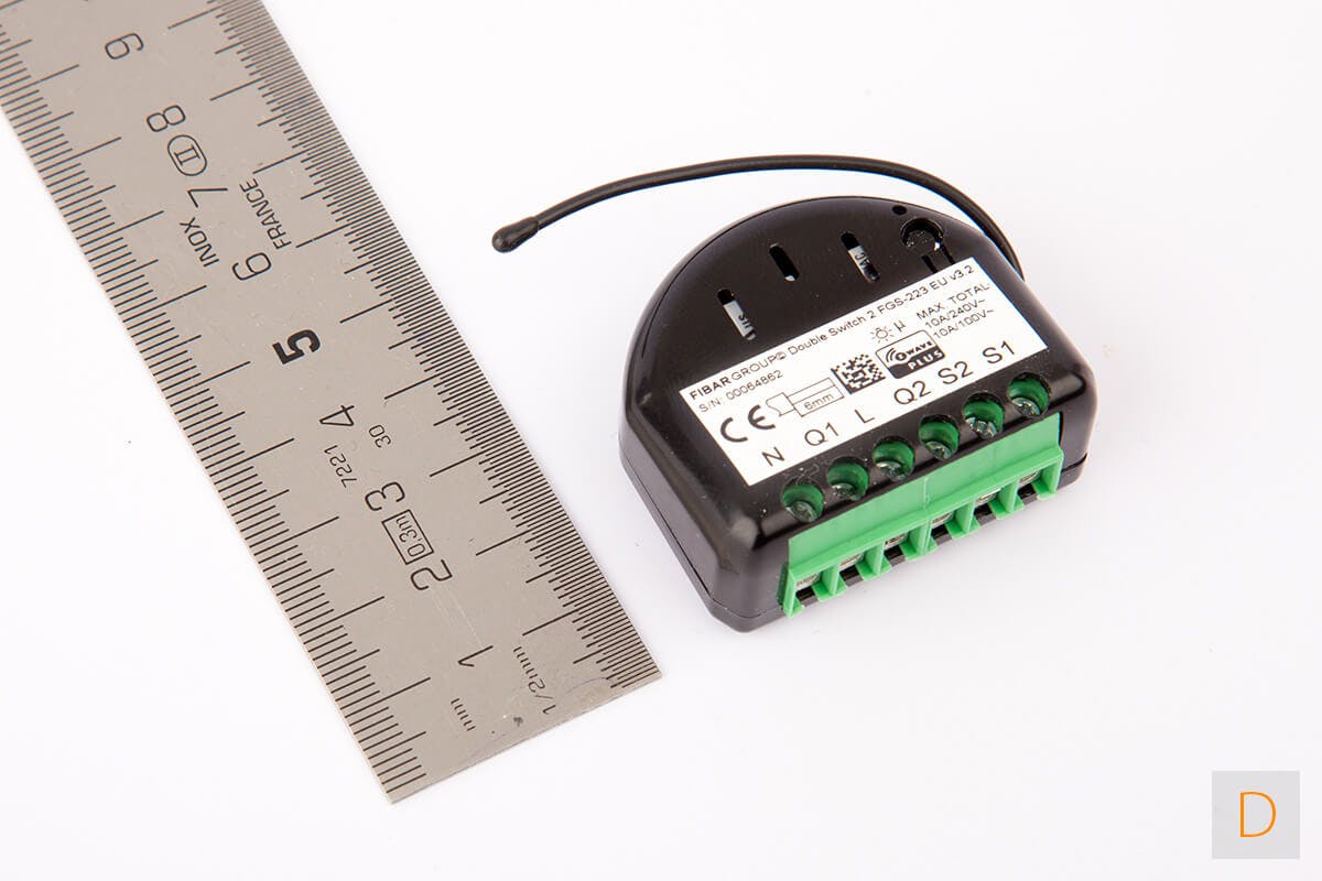 Przykładowe urządzenie Fibaro (z-wave) obok linijki. Urządzenie mierzy około 4cm.